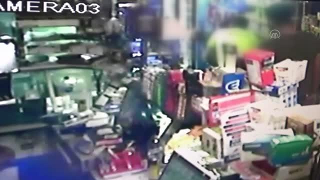 Polise bıçak çeken şüpheli bacağından vurularak etkisiz hale getirildi