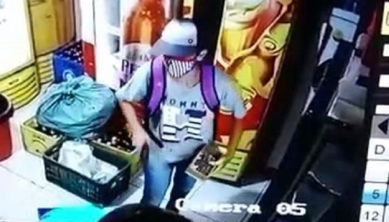 Câmeras de segurança mostram bandidos assaltando bar na cidade de Sousa e agredindo clientes