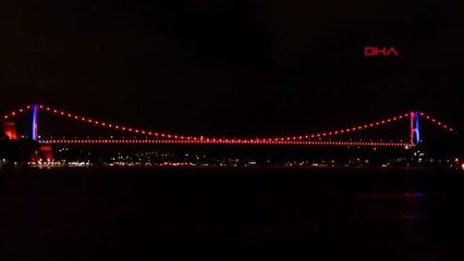 İSTANBUL-KÖPRÜLER DMD HASTALIĞINA DİKKAT ÇEKMEK İÇİN AYDINLATILDI