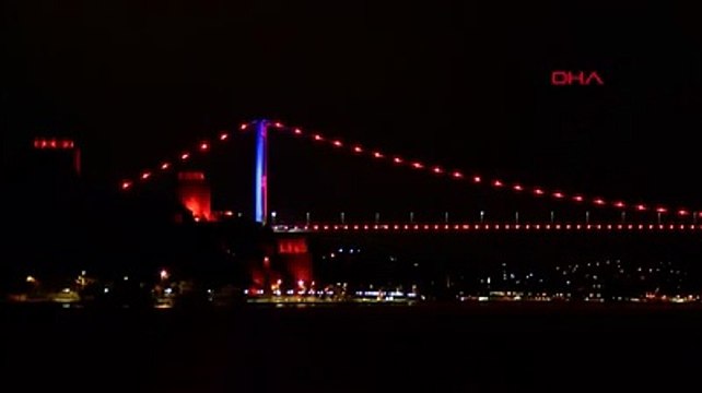 İstanbul'da köprüler DMD hastalığına dikkat çekmek için aydınlatıldı