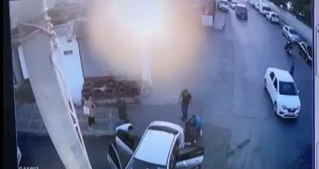 ÜMRANİYE'DE HIZLA İKİ YAYANIN ARASINDAN TEĞET GEÇEN OTOMOBİL KAZA YAPTI O ANLAR KAMERADA