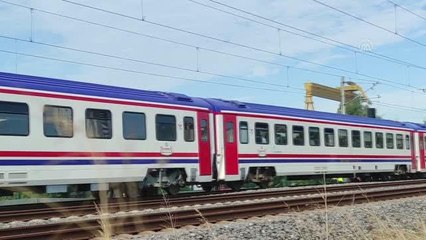 Tuzla'da duramayan tren, istasyonda bekleyen trene arkadan çarptı