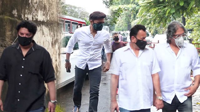 Akshay Kumar Mother Aruna Bhati Funeral में Bollywood Celebs का Tribute FULL VIDEO | Boldsky