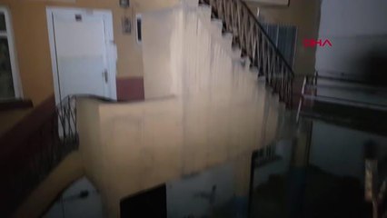 BALKON DUVARI YIKILINCA AŞAĞI DÜŞTÜLER