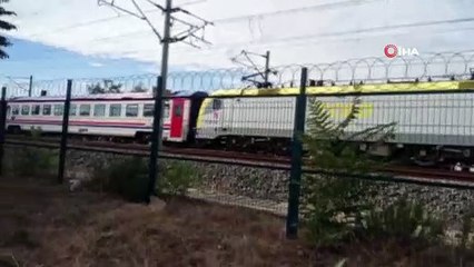 Video herunterladen: İstanbul’da hızlı tren kazası; YHT ile Adapazarı treni kafa kafaya geldi