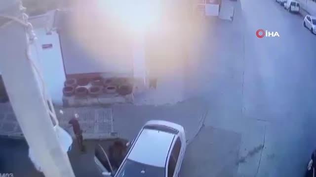 Ümraniye'de kontrolden çıkan otomobil iki kişiyi teğet geçip iş yerine çarptı