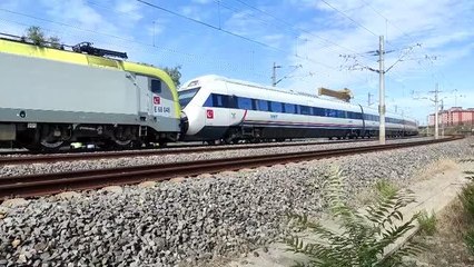 Tuzla'da duramayan tren, istasyonda bekleyen trene çarptı (2)