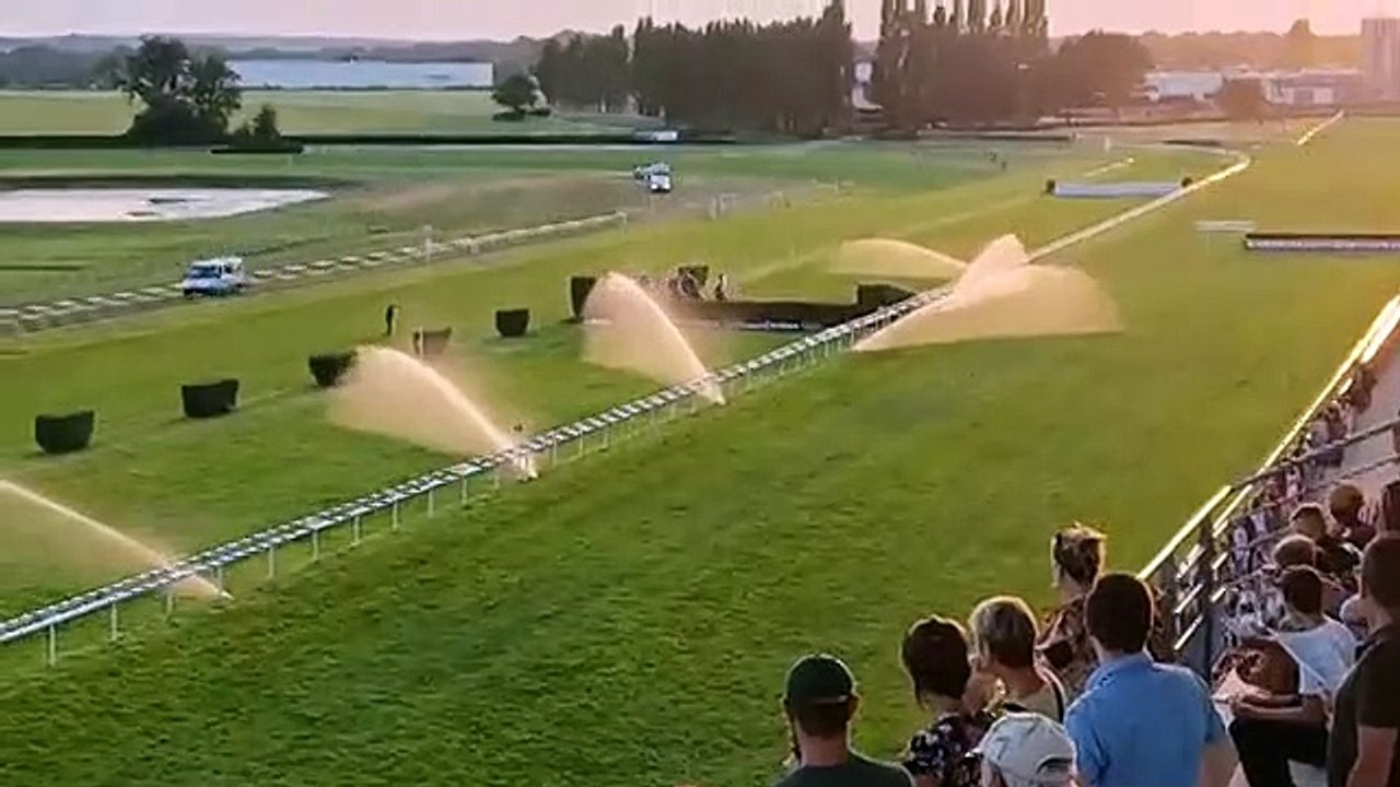 L'arrosage automatique se déclenche pendant une course hippique