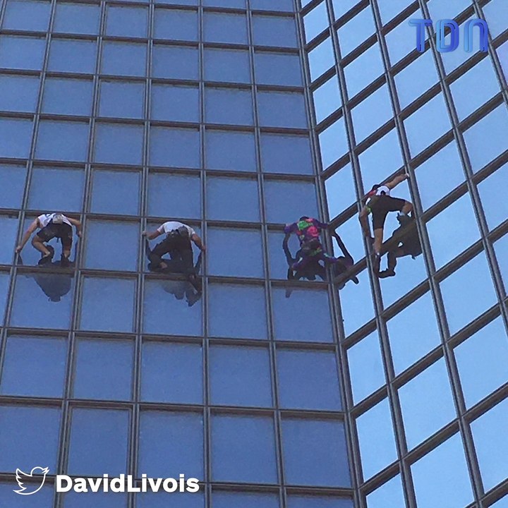 Alain Robert, le "Spider-Man français", escalade à mains nues la tour Total à La Défense pour dénoncer le pass sanitaire