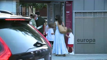 Sara Carbonero acompaña a sus hijos al colegio