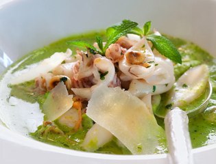 François Trinh-Duc prépare un gaspacho de petits pois et des pistes aux noisettes