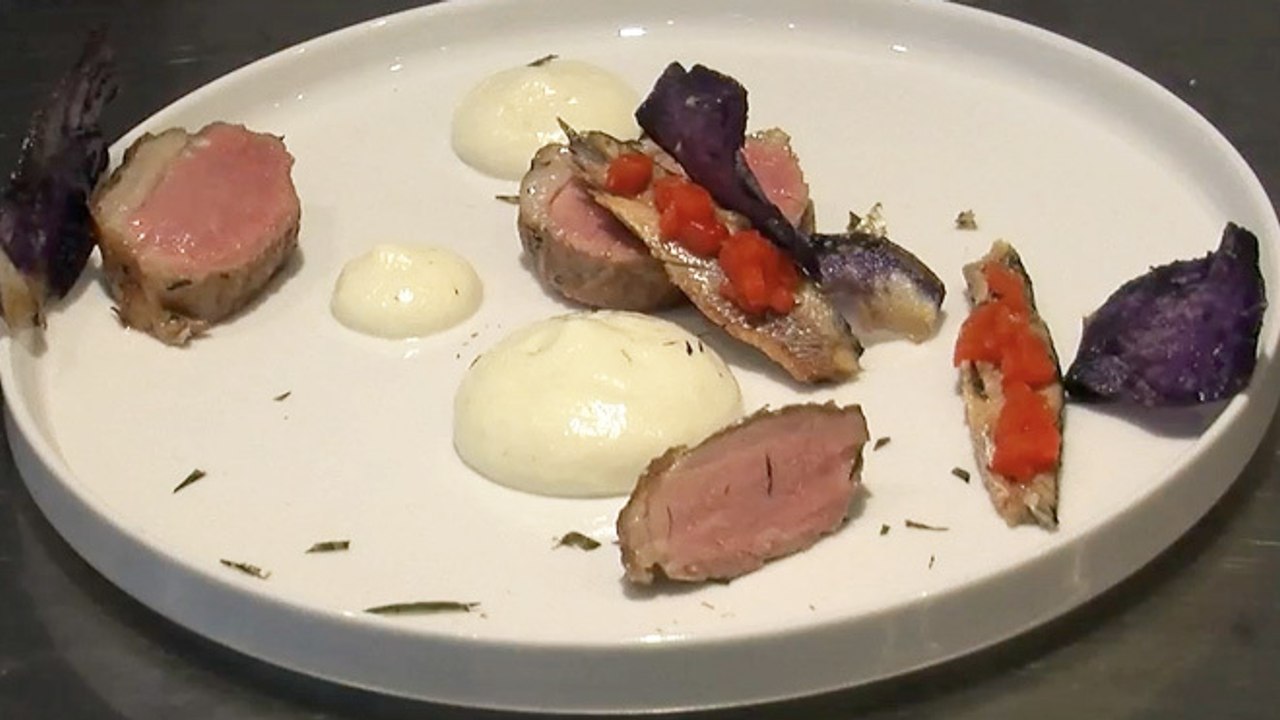 Agneau noir, poivrons grillés aux anchois et écume d'ail rose