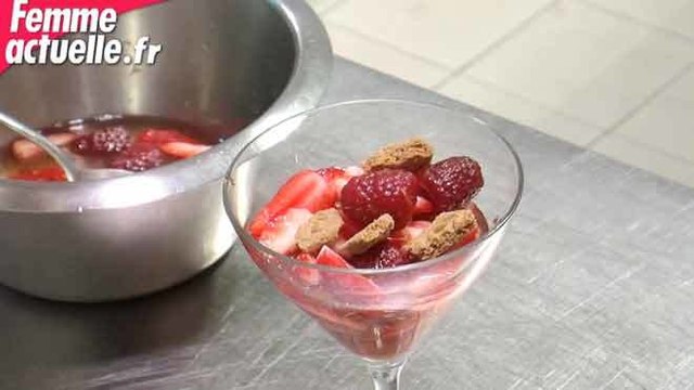 Nage de fraises et framboises fraîches à la cardamome
