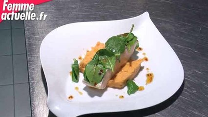 Pavé de saumon poché au lait d&#039;agrumes, pulpe de patates douces au thé noir et pousses d&#039;épinard acidulées