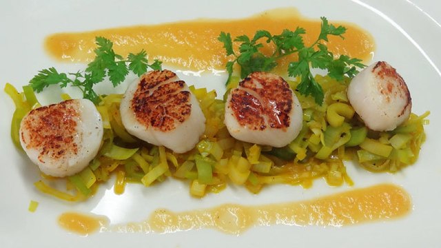 Plat : coquilles Saint-Jacques poêlées, fondue de poireaux safranée