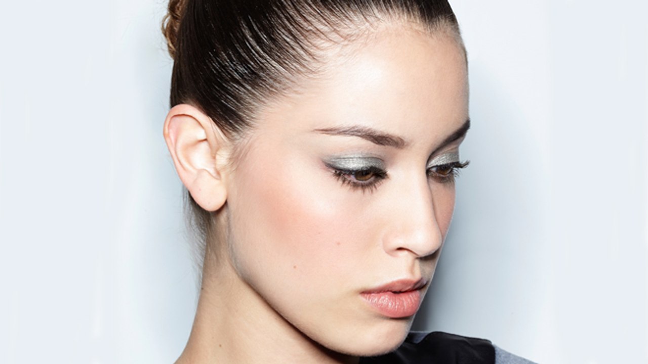 Les paupières métallisées version platine