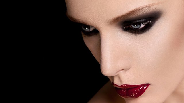 Le regard smoky pailleté