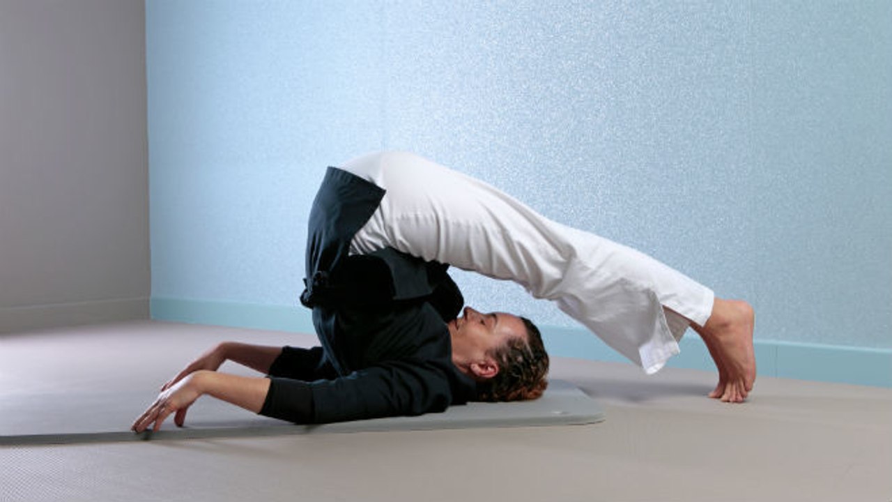 Yoga pour mieux dormir : les postures de la boucle et de la chandelle