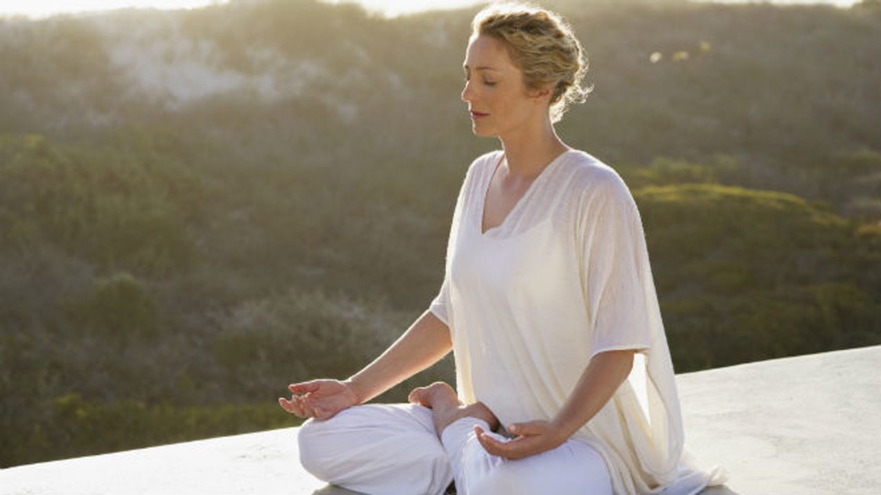 Yoga du soir pour mieux dormir : la posture de la bougie