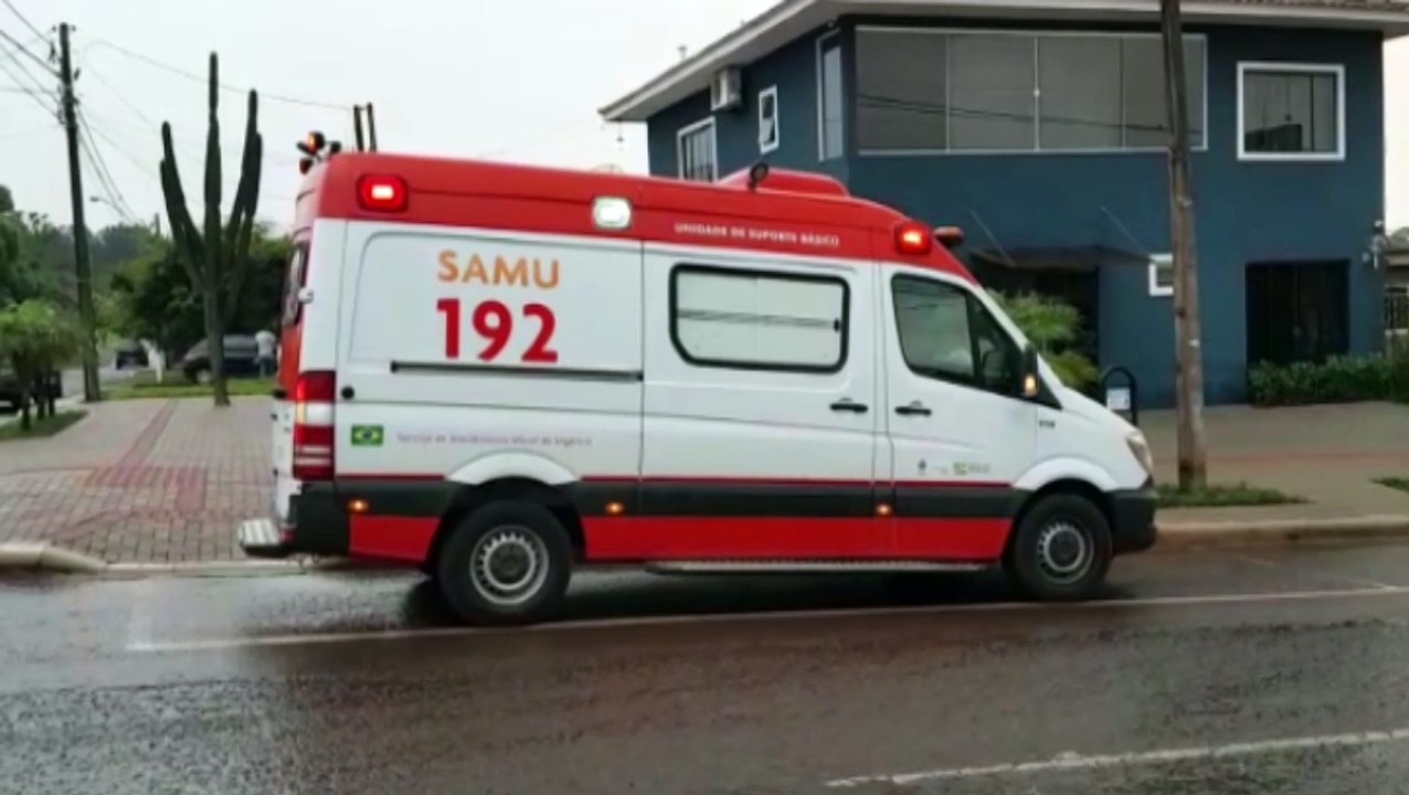 Homem é socorrido pelo Samu após se envolver em acidente de trânsito