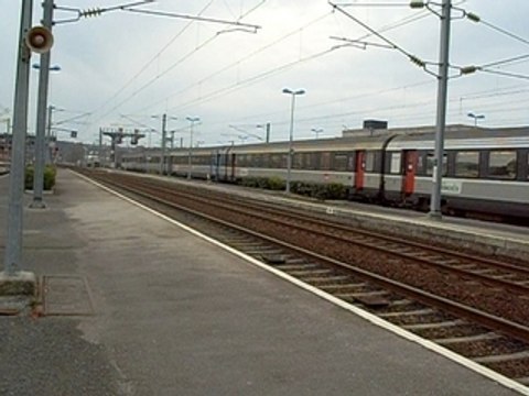 arrivée en gare d'une bb 67000 avec 6 voitures corails