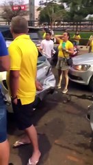 Engavetamento de carros em manifestação pró-Bolsonaro