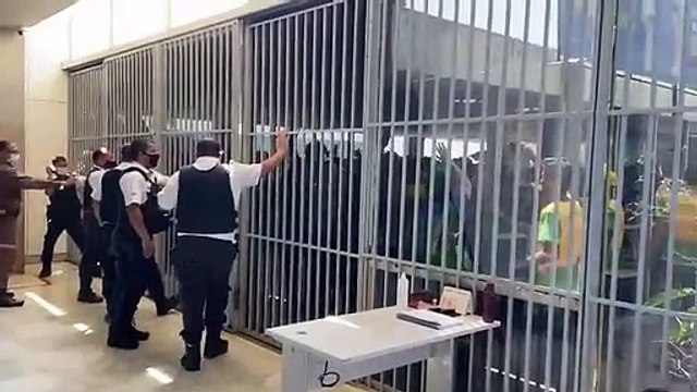 Manifestantes tentam invadir Ministério da Saúde e ameaçam equipe da Record TV