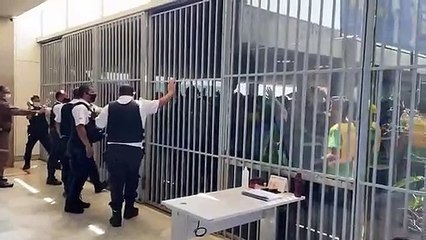 Manifestantes tentam invadir Ministério da Saúde e ameaçam equipe da Record TV