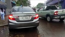 Carros se envolvem em colisão no Bairro Neva, em Cascavel