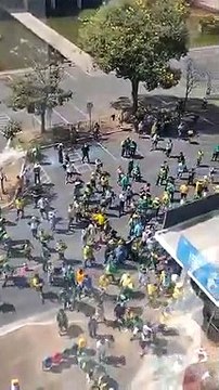 Manifestantes pró-Bolsonaro tentam invadir o ministério da saúde