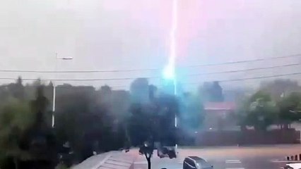 11 rayos impactan de forma seguida contra un poste de la luz