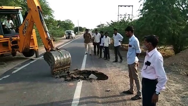 रेत निकलने से गड्ढा बना,मिट्टी डाल भरा