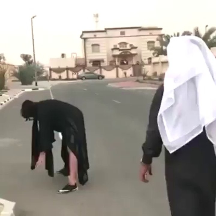 What a lesson got this Guy| ما يقوم به هذا الرجل؟| That is what should happen to such men