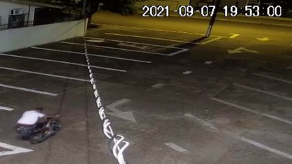 Câmera registra furto de motoneta no São Cristóvão; Dona estava na missa quando o crime ocorreu
