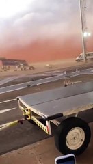 Avião de médio porte balança durante tempestade de poeira em Maringá