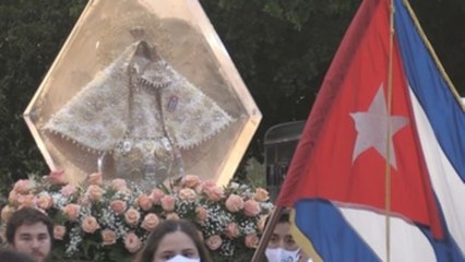 Devotos de la Virgen de la Caridad del Cobre le llevan girasoles en Miami