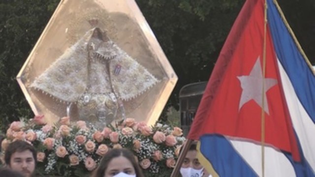 Devotos de la Virgen de la Caridad del Cobre le llevan girasoles en Miami