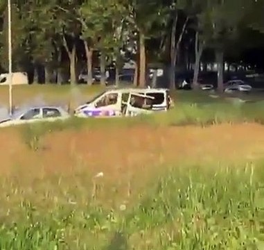 Corbeil-Essonnes : Regardez ce fourgon de police attaqué aux Tarterêts par plusieurs dizaines de jeunes armés de mortiers d’artifice et de cocktails Molotov