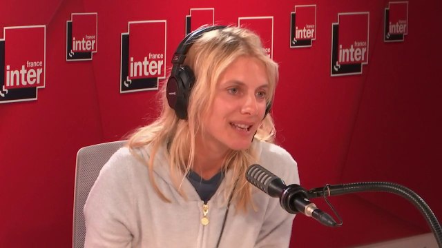 Mélanie Laurent à propos du Bal des folles : Le premier choc que j’ai eu c’était de voir cette histoire du XIXe siècle de femmes qui savent, qui pourraient faire avancer une société.