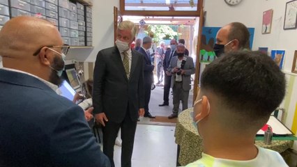 Visite du Roi au Foyer des Jeunes des Marolles à Bruxelles