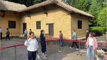 A casa di Mao Zedong, tra fiori, selfie e danze dei nostalgici della rivoluzione