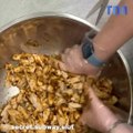 Un employé de subway montre comment les plats sont préparés