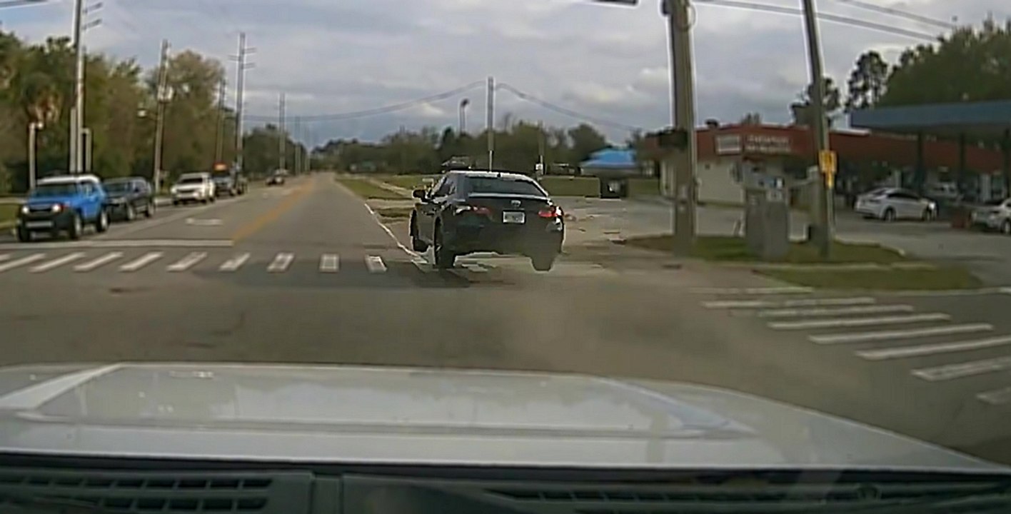 Un automobiliste décolle dans les airs lors d'une course poursuite