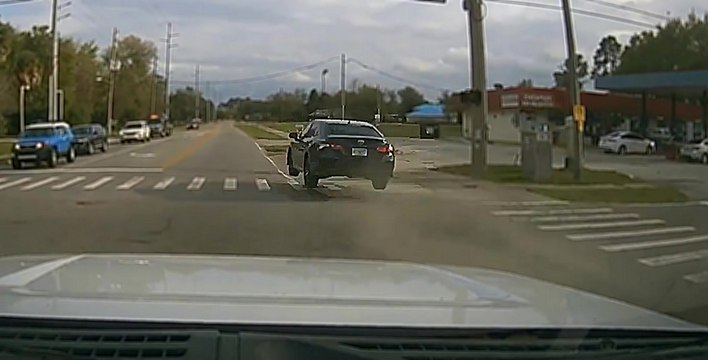 Un automobiliste décolle dans les airs lors d'une course poursuite