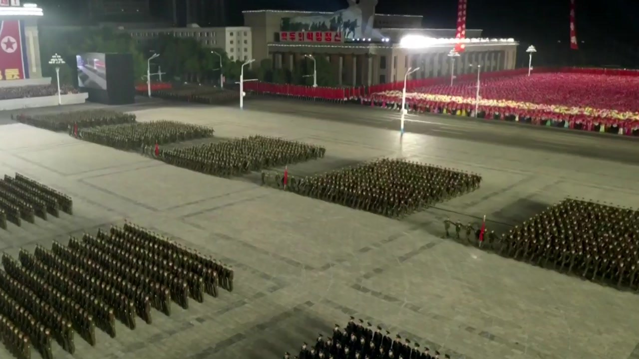 [뉴스큐] 北 심야 열병식 개최...신형 SLBM 대신 트랙터 나온 이유는? / YTN