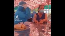 Clip: Thấy người phụ nữ đeo đầy vàng đi tiêm, nhân viên y tế liền vuốt lấy vuốt để xin vía