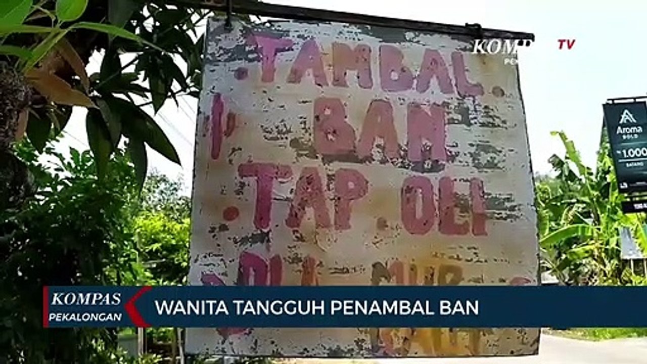 Wanita Tangguh Penambal Ban
