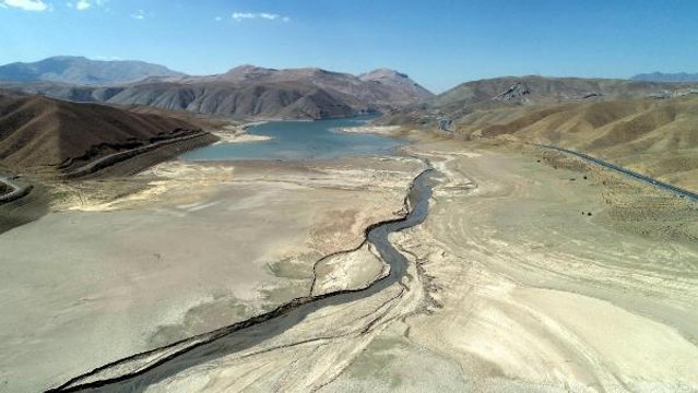 VAN'DA KURAKLIK NEDENİYLE ZERNEK BARAJ GÖLÜ TABAN SEVİYEYE İNDİ