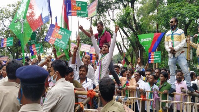 BJP submits memorandum to Governor against lathi charge