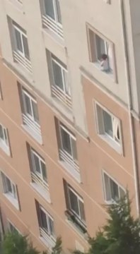 KAYAŞEHİR'DE YÜREKLER AĞZA GELDİ; KÜÇÜK ÇOCUK PENCERENİN PERVAZINDA OTURDU